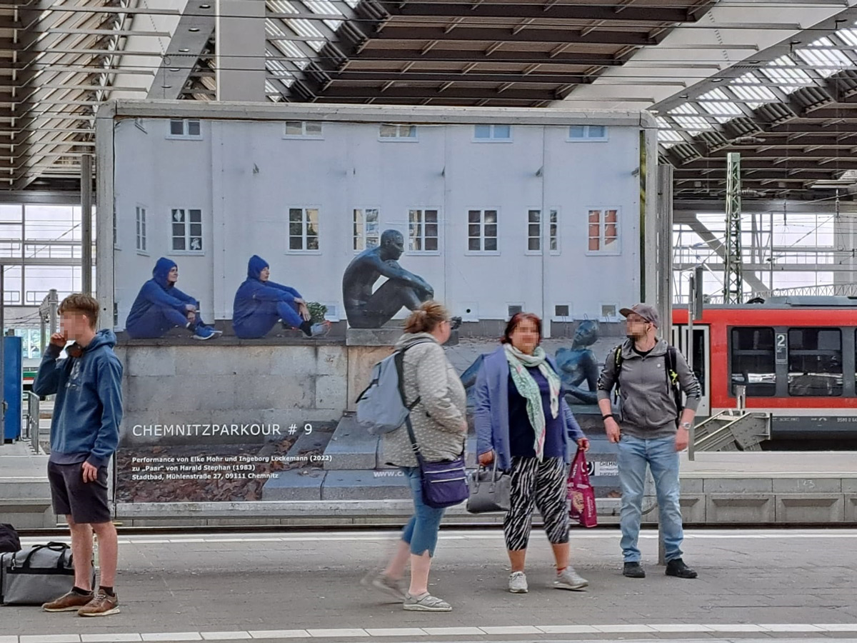 Plakatwand-Paar-Bahnhof